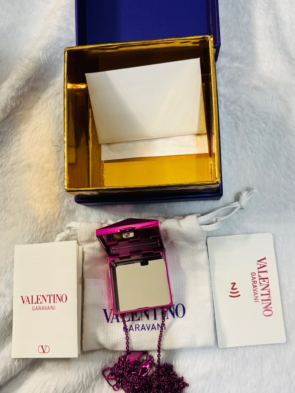 Valentino Garavani Rockstud Metallic Pink Mirror Compact Necklace - Picture 2 of 13
